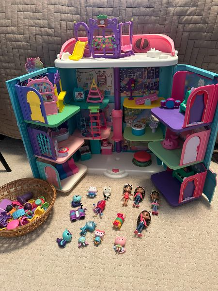 Gabby 's Dollhouse with Characters & Accessories