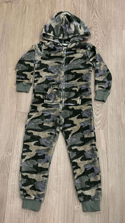 Boys Camouflage Onesie Pajamas - Fuzzy One Piece Camo PJ, size 4/5, Very Good Used Condition (VGUC), Kids 4/4T