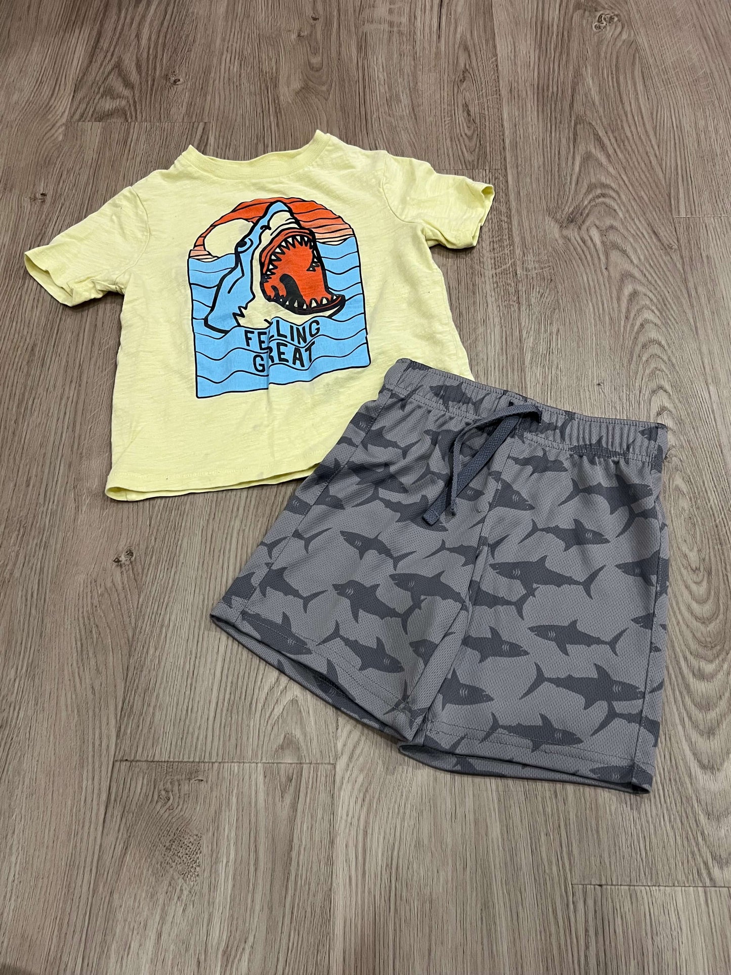 Boys, yellow “Feeling Great” Shark T-shirt with grey athletic shorts with shark pattern from Old Navy, size 4/4T, VGUC, Kids 4/4T