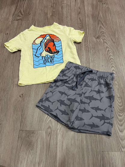 Boys, yellow “Feeling Great” Shark T-shirt with grey athletic shorts with shark pattern from Old Navy, size 4/4T, VGUC, Kids 4/4T