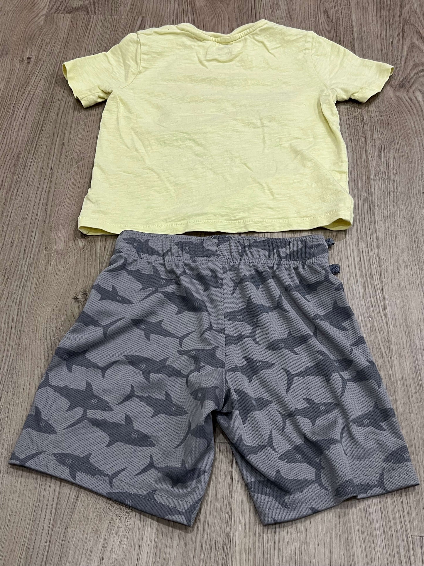 Boys, yellow “Feeling Great” Shark T-shirt with grey athletic shorts with shark pattern from Old Navy, size 4/4T, VGUC, Kids 4/4T