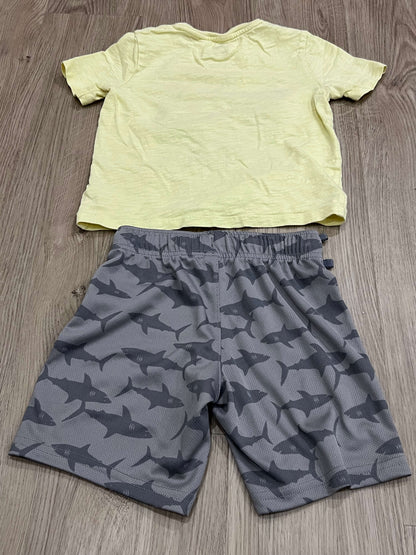 Boys, yellow “Feeling Great” Shark T-shirt with grey athletic shorts with shark pattern from Old Navy, size 4/4T, VGUC, Kids 4/4T