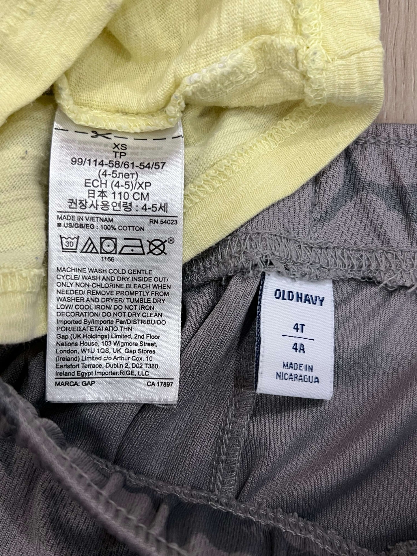 Boys, yellow “Feeling Great” Shark T-shirt with grey athletic shorts with shark pattern from Old Navy, size 4/4T, VGUC, Kids 4/4T
