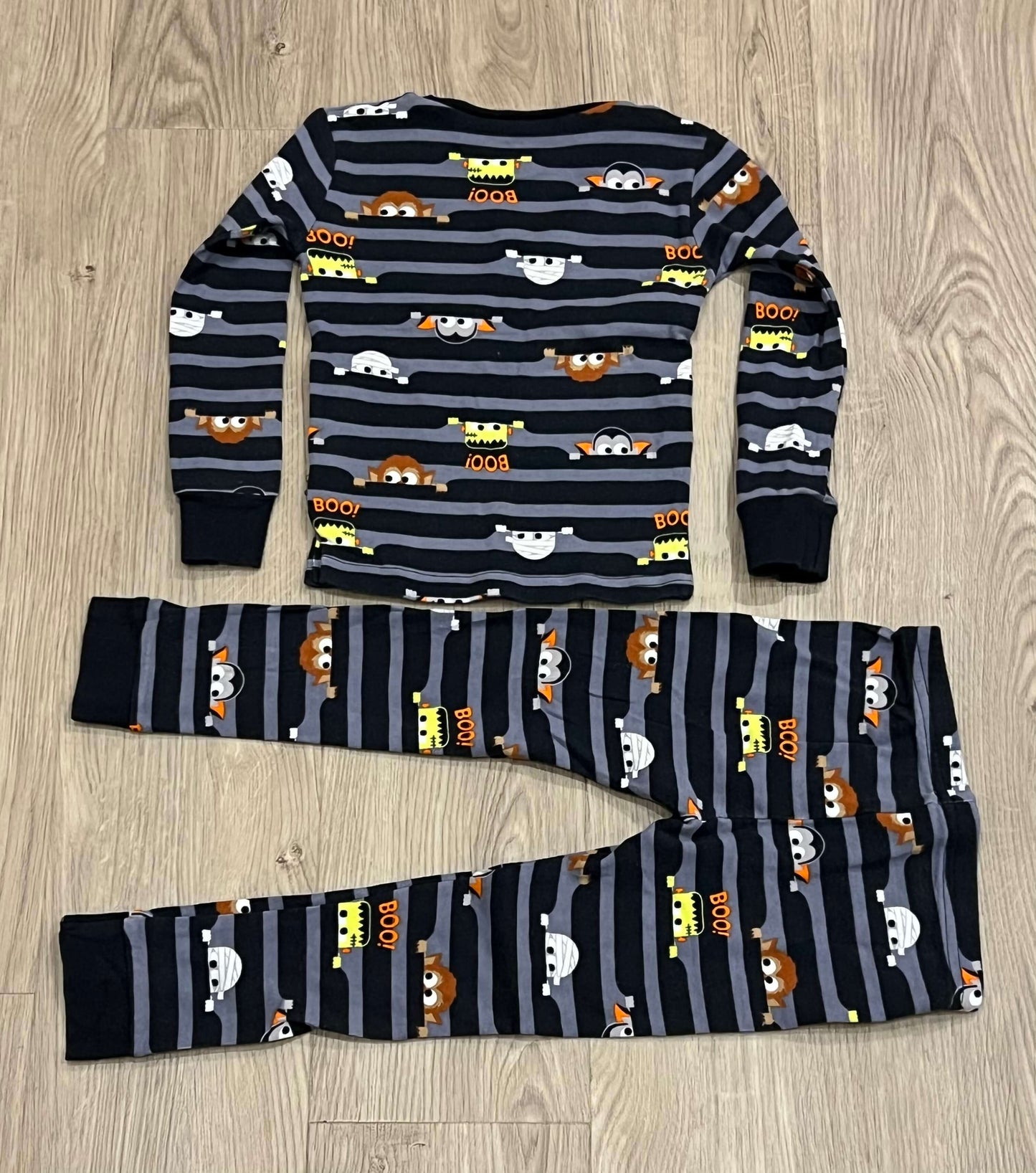 Boys Halloween Theme Pajamas from Carter's - L/S PJ Top & pants, size 4T, Very Good Used Condition (VGUC), Kids 4/4T