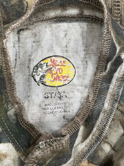 Bass Pro Shop Camo Onesie PJ’s, Camouflage, size 3T, in VGUC, Kids 3T