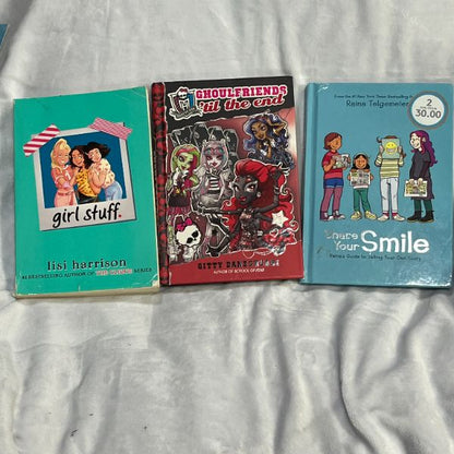 3 chapterbooks MonsterHigh Smile and Girl stuff