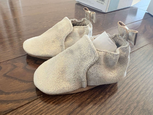 Robeez- gold soft sole shoes with bows, 0-6months, retail $40, Shoes .5 (Baby: 0-12 mth)