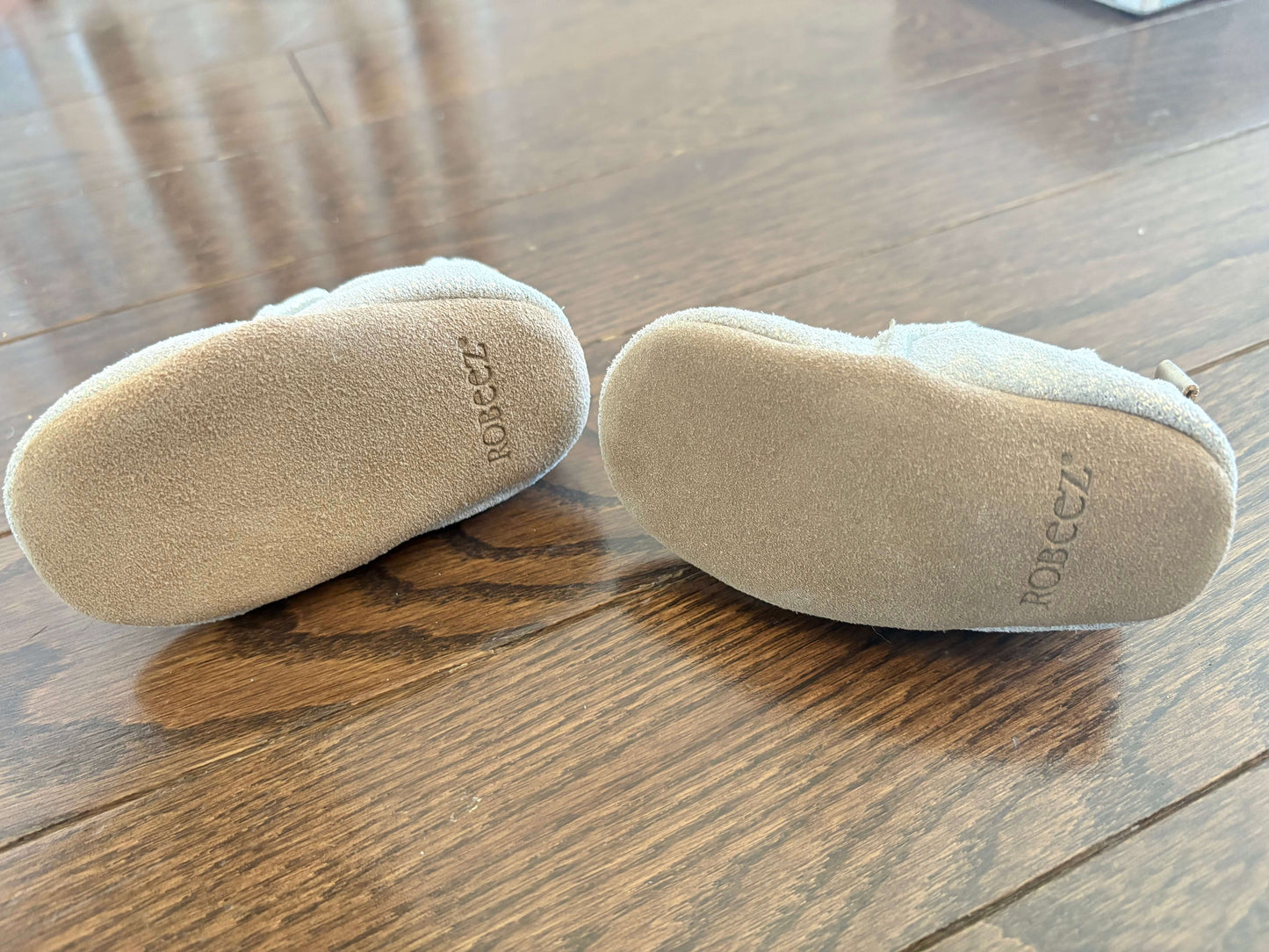 Robeez- gold soft sole shoes with bows, 0-6months, retail $40, Shoes .5 (Baby: 0-12 mth)
