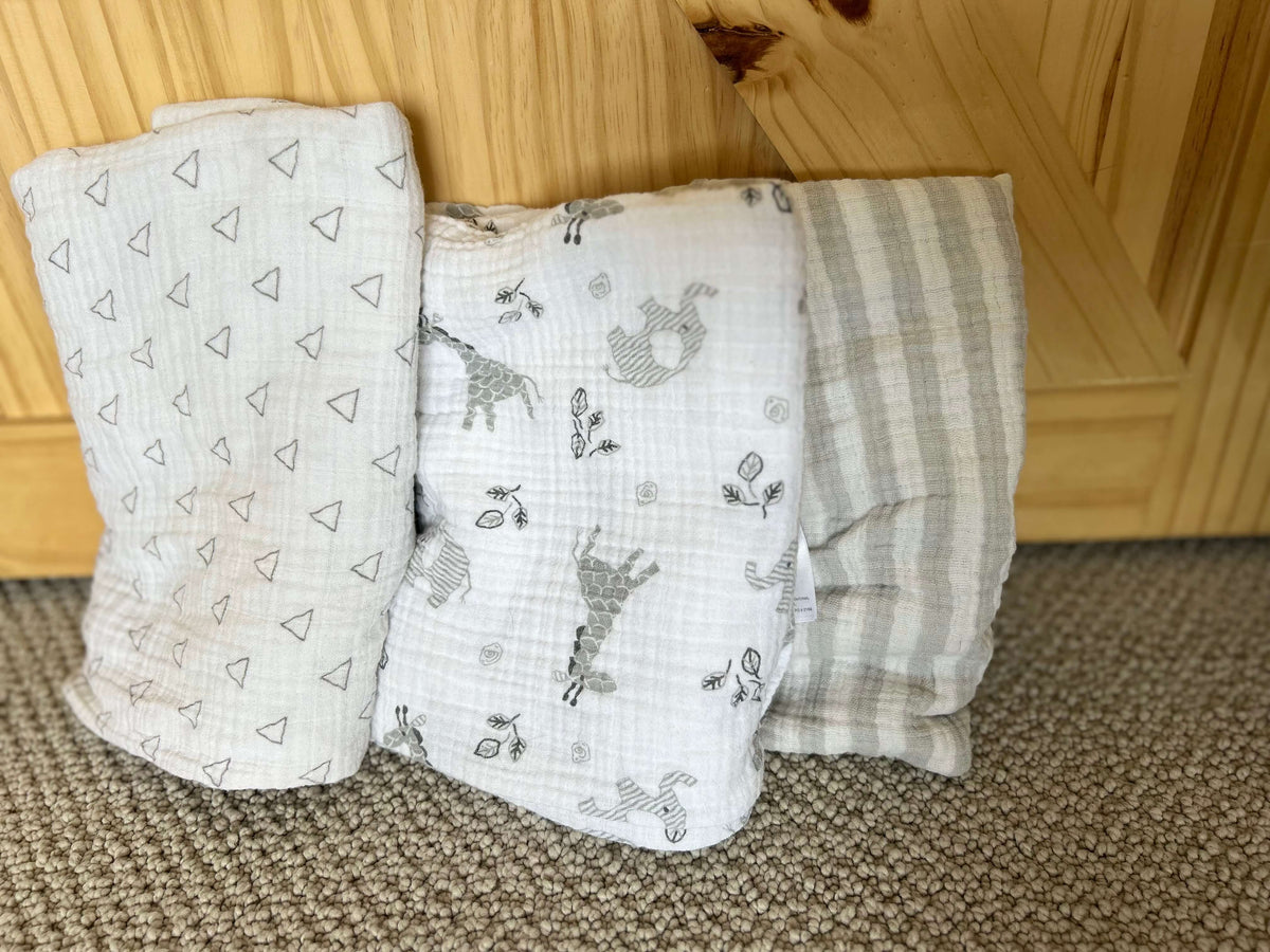 3 muslin swaddle blankets , 0-6 Months (Small)
