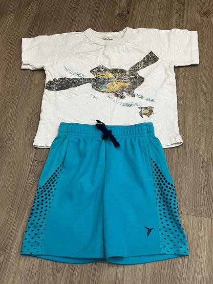 Boys Bundle: T-shirt (GAP) size 3 and Shorts (Old Navy) size 2T, EUC, Kids 2T