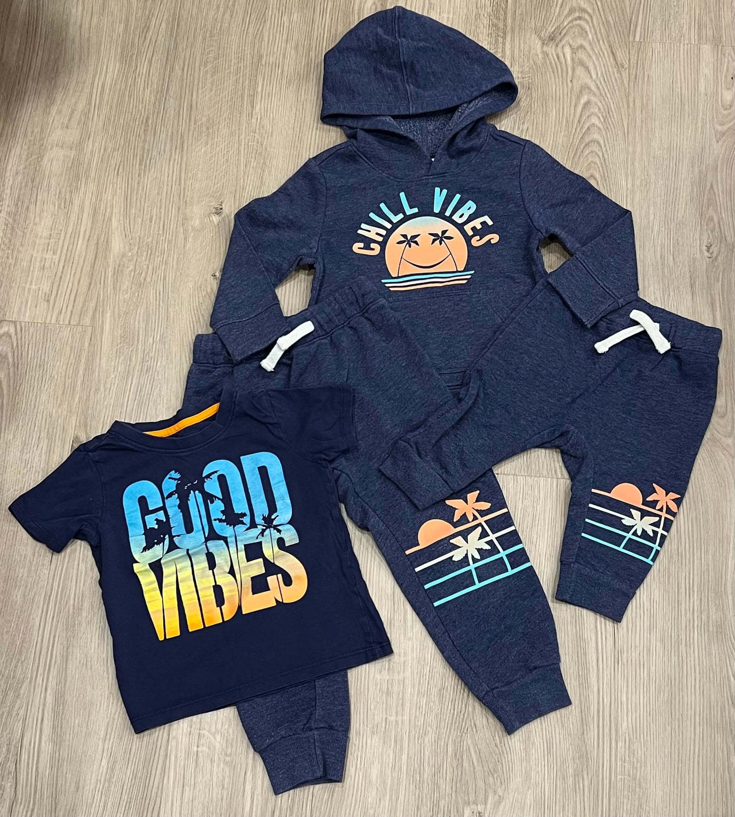Boys Four (4) Piece Outfit - Hoodie, joggers & crops from Old Navy and T-shirt from Sears, size 2, VGUC, Kids 2T