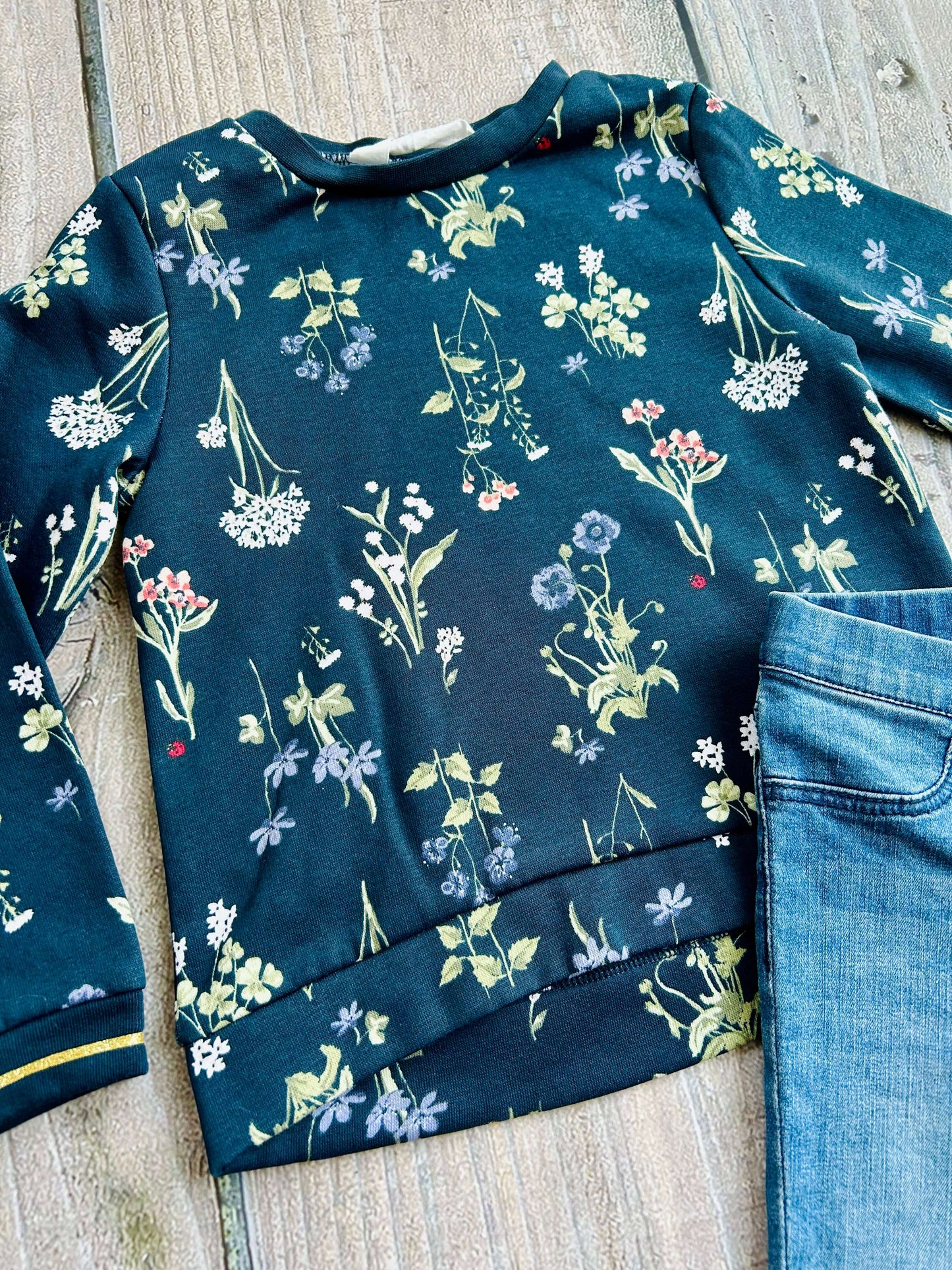 H&M size 2-4yrs girls floral botanical crewneck sweater top and H&M size 3-4yrs denim jean leggings, like new, Kids 4/4T