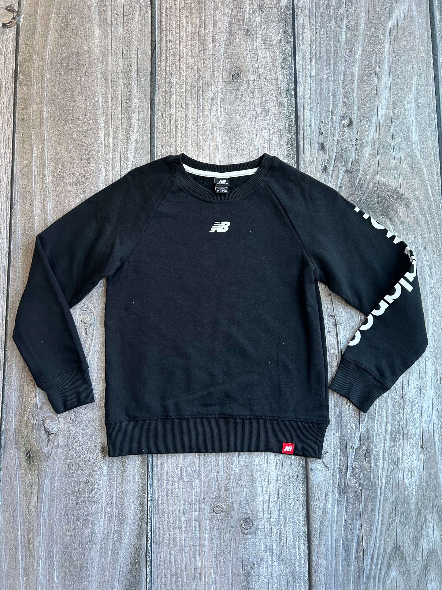New Balance size 10/12 boys solid black logo crewneck sweater, sweater top, like new, Kids 10 (medium)