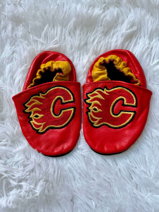 Calgary Flames leather Lil Jo’s slippers (like Robeez) , 18-24 months, Shoes 4.5 (Walkers:12-24 mth)