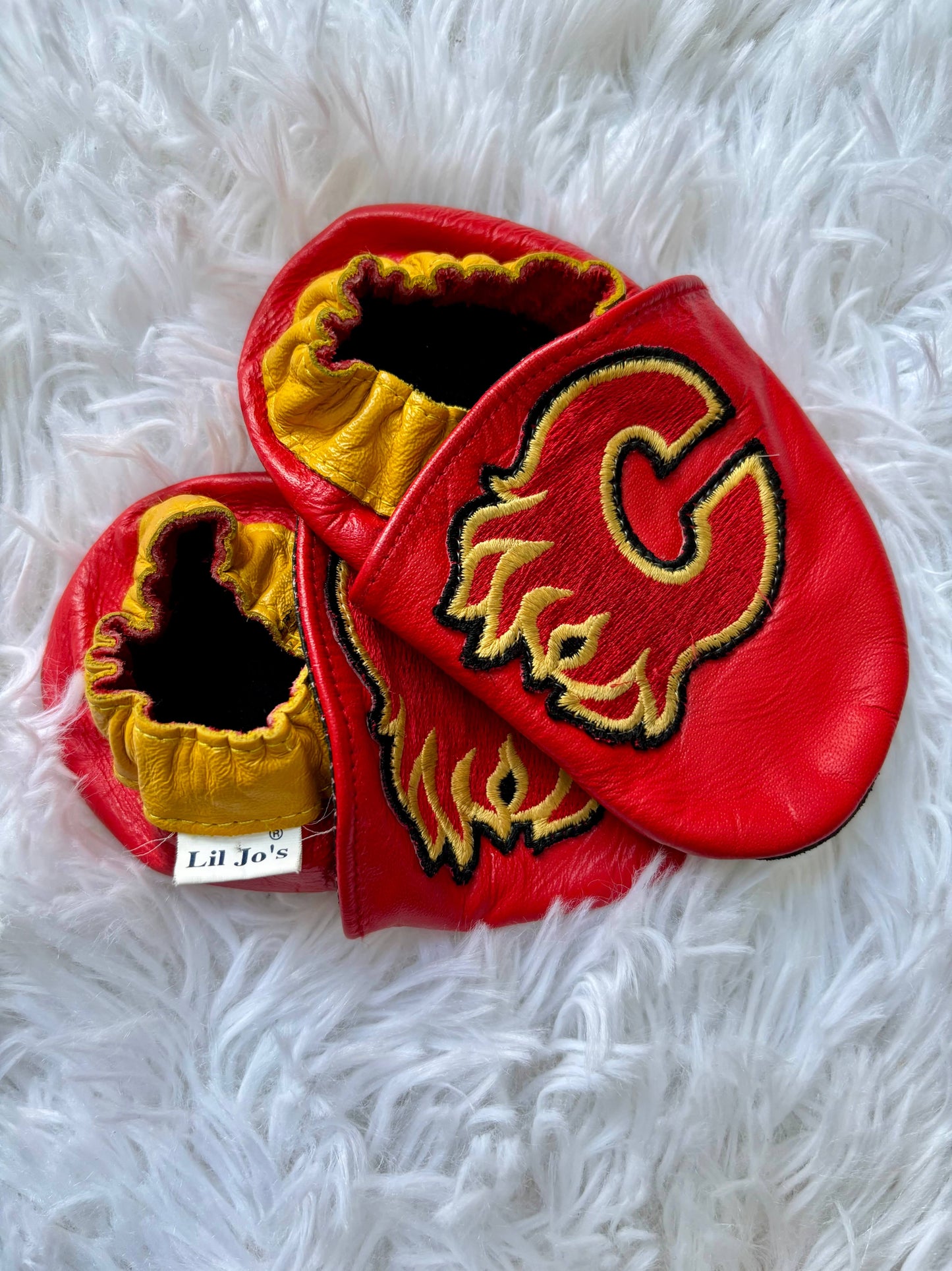 Calgary Flames leather Lil Jo’s slippers (like Robeez) , 18-24 months, Shoes 4.5 (Walkers:12-24 mth)
