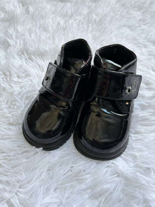 Dress booties, shiny black, size 4 baby. , Shoes 4 (Baby: 0-12 mth)
