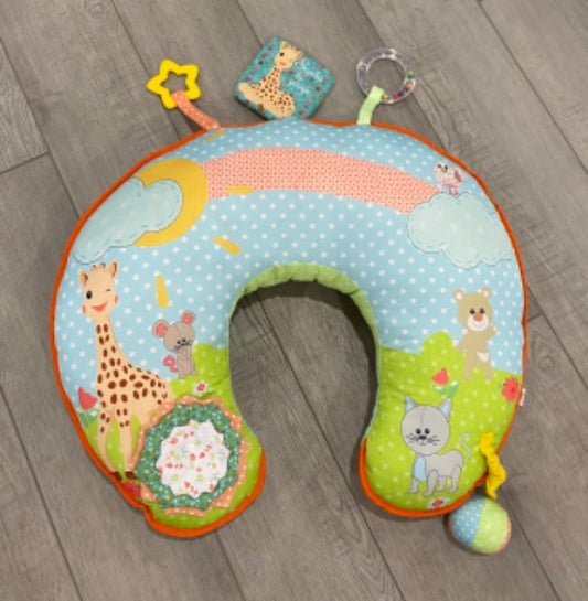 Sophie la girafe Tummy time cushion