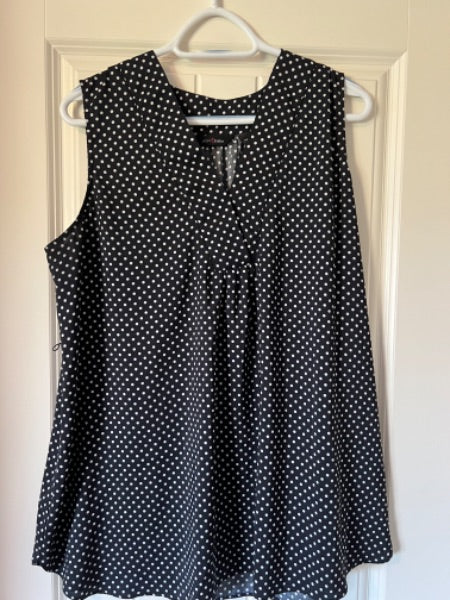 Stork and baby dressy maternity top XL like new retail $65, Maternity XL (16-18)