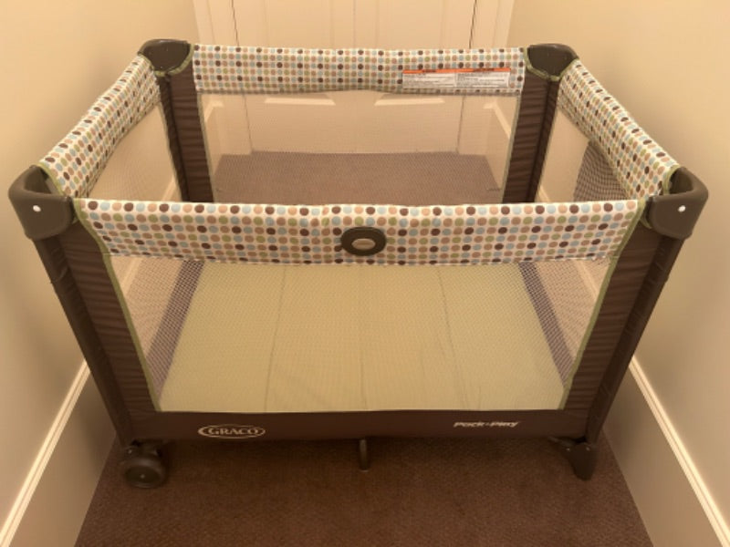 Graco Pack n Play with Removable Bassinet - Dots Pattern