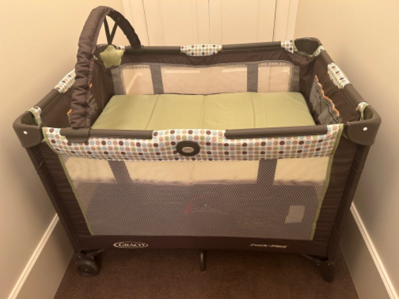 Graco Pack n Play with Removable Bassinet - Dots Pattern