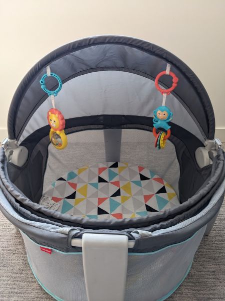 Fisher Price Portable Bassinet/Play Space with canopy