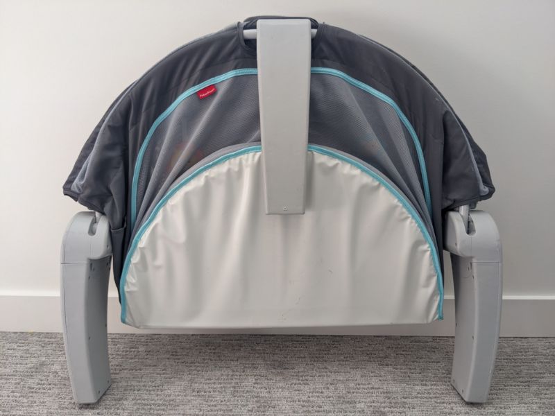 Fisher Price Portable Bassinet/Play Space with canopy