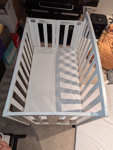 Davinci Mini Crib with mattress and crib sheets