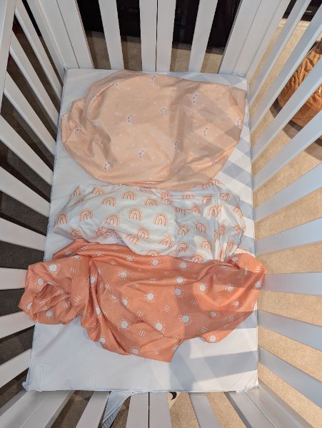 Davinci Mini Crib with mattress and crib sheets