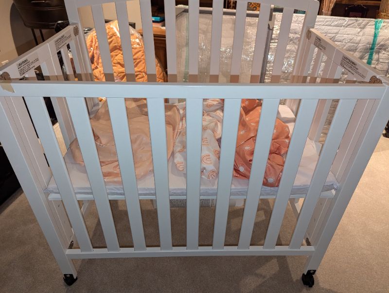 Davinci Mini Crib with mattress and crib sheets