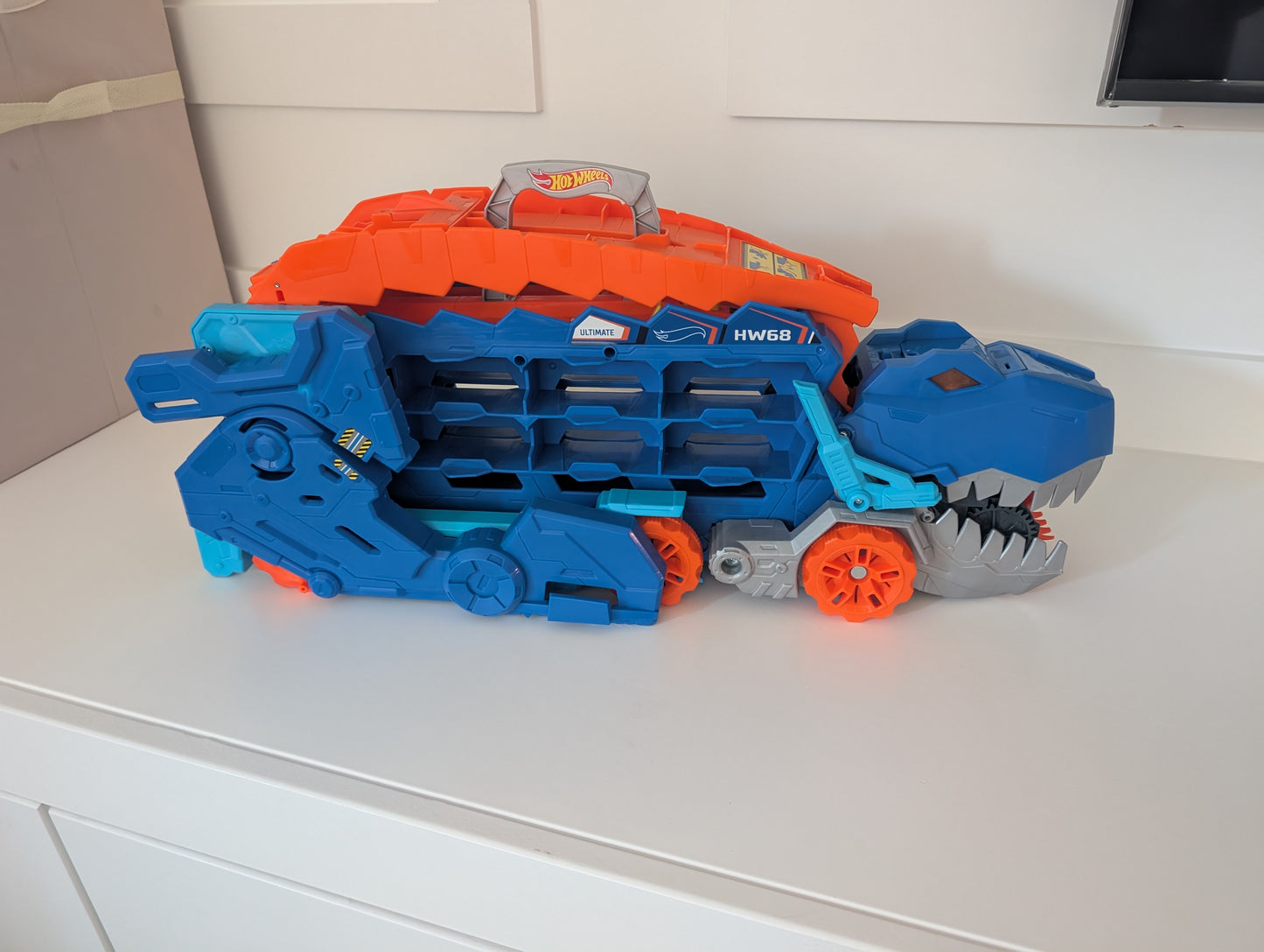 Hot Wheels City Ultimate Hauler, Transforms into a T-Rex with Race Track, Stores 20+ Cars