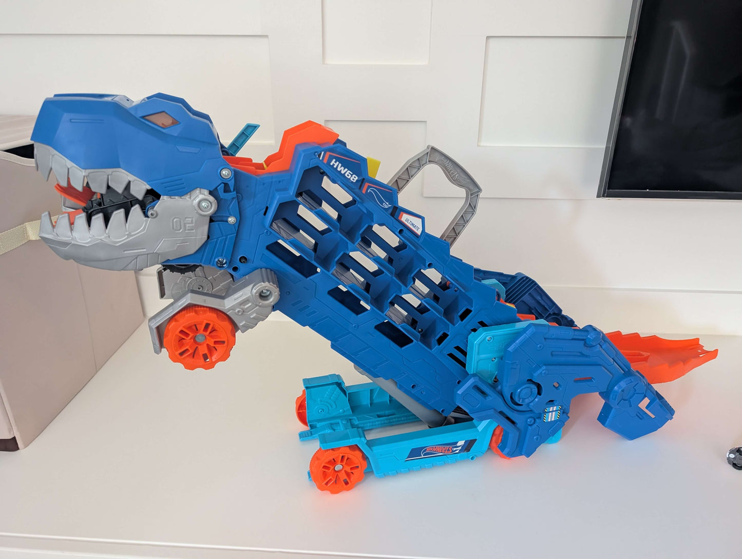 Hot Wheels City Ultimate Hauler, Transforms into a T-Rex with Race Track, Stores 20+ Cars