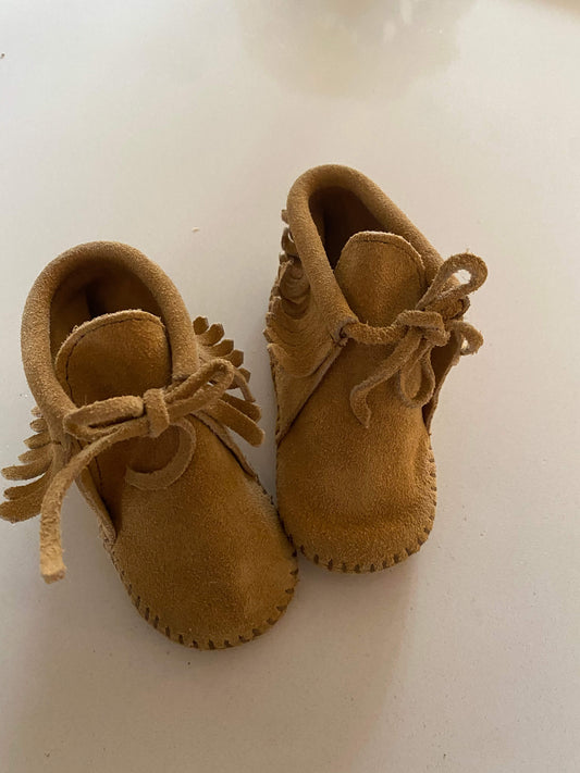 Minnetonka size4 suede moccasin booties, Shoes 4 (Baby: 0-12 mth)