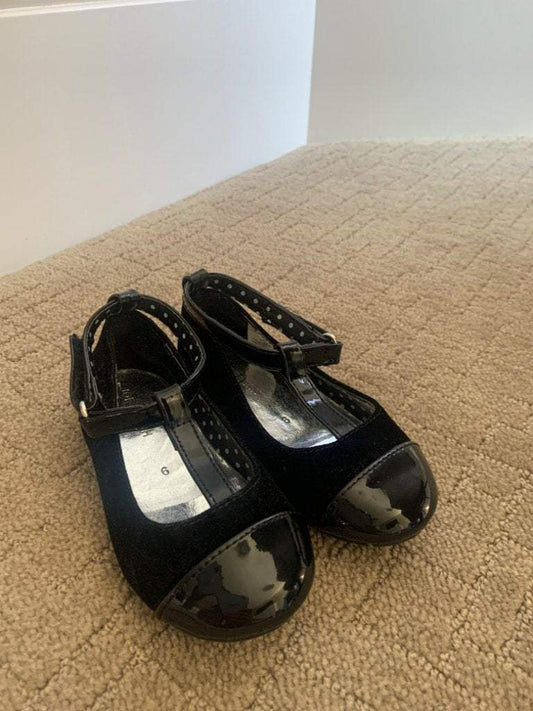 Joe Fresh size 6 black velvet/ gloss leather dress flat with straps, Shoes 6 (Walkers:12-24 mth)