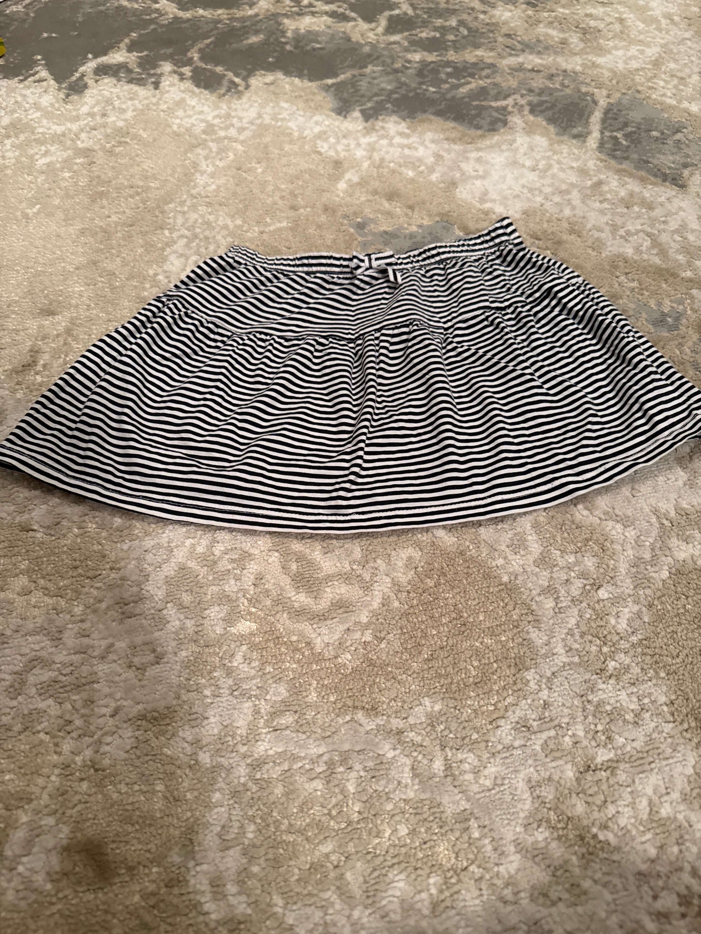 Joe Fresh Size 5 black& white strips skirt, Kids 5/5T