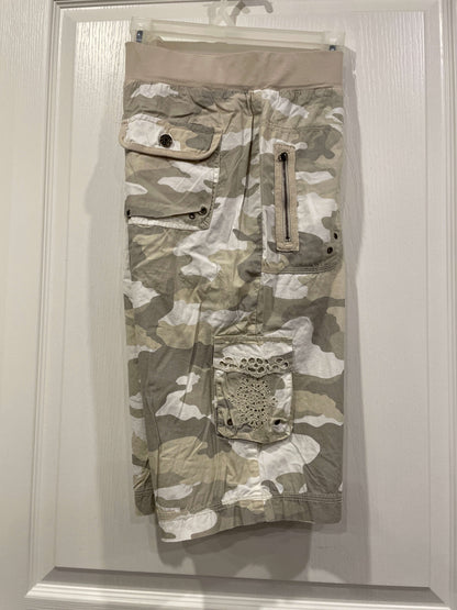 EUC, Motherhood Camo Capris, size Large, Maternity L (12-14)