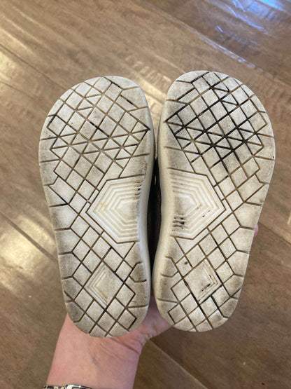 Slip on Old Navy Shoes size 6T, Shoes 6 (Walkers:12-24 mth)