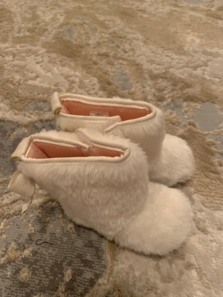 Joe fresh size4 infant cream faux fur boots, Shoes 4 (Baby: 0-12 mth)
