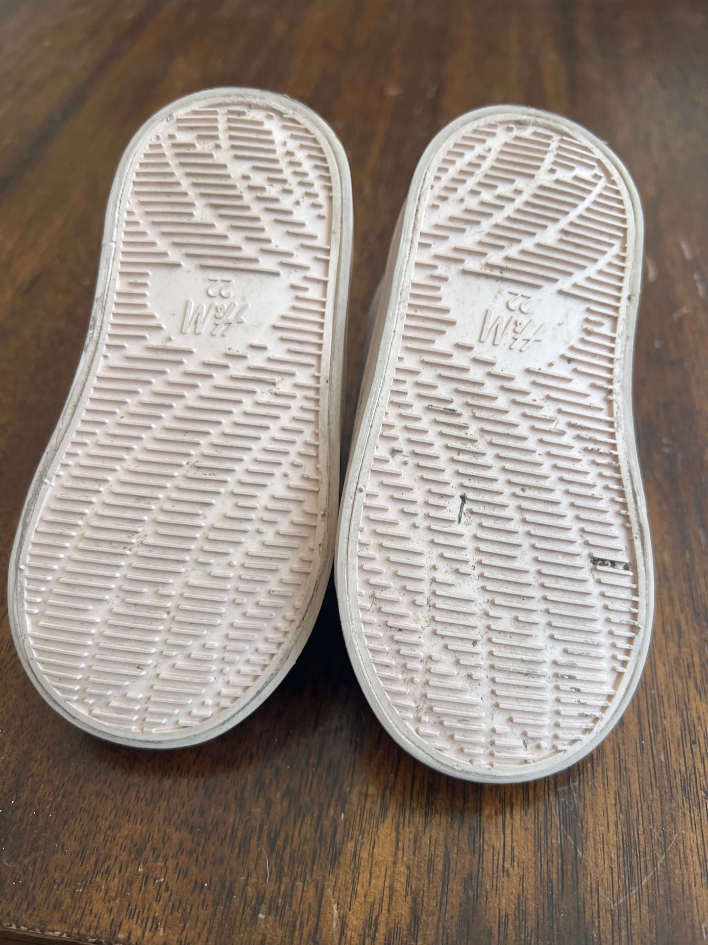 H and m size 6 runners, Shoes 6 (Walkers:12-24 mth)