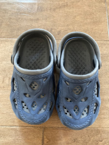 6T croc like shoes, Shoes 6 (Walkers:12-24 mth)