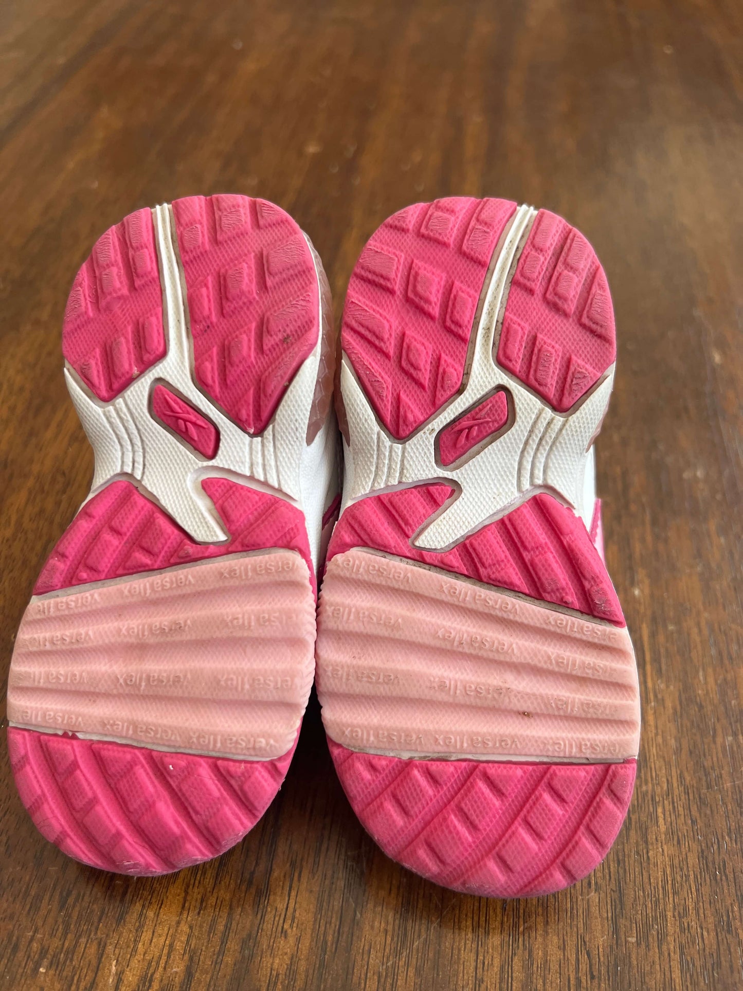 *Reebok pink  and white sneakers size 4.5 light up, Shoes 4.5 (Walkers:12-24 mth)