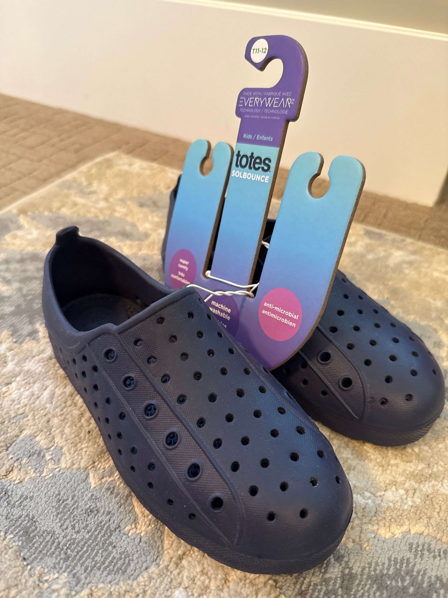 Totes size 11-12 navy shoes, Shoes 12 (Toddler:2-4yr)