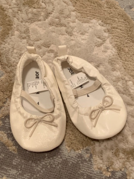 Joe fresh size 4 infant frosty white dressy slip one , Shoes 4 (Baby: 0-12 mth)