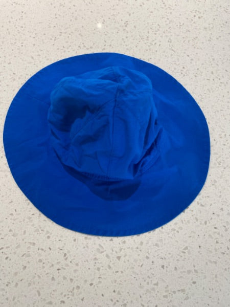 Small Columbia bucket hat with strap