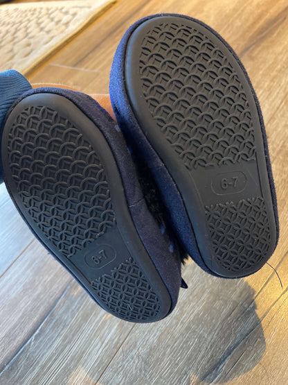 Toddler boys slippers size 6-7, Shoes 6 (Walkers:12-24 mth)