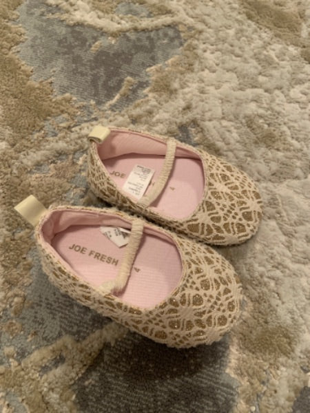 Joe fresh  size 4 infant gold fabric slip on dressy shoes, Shoes 4 (Baby: 0-12 mth)