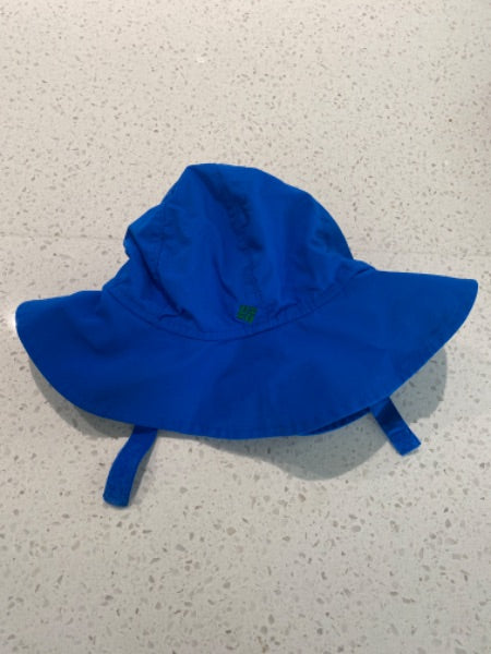 Small Columbia bucket hat with strap