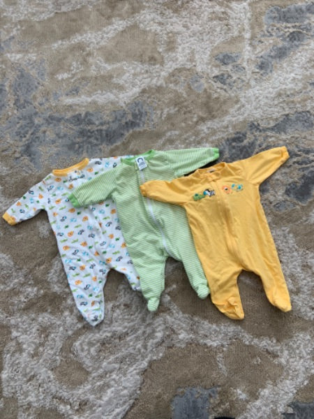 Gerber size 0-3 m neutral colour sleepers + swaddle me sack, Kids 3 Month (0-3M)