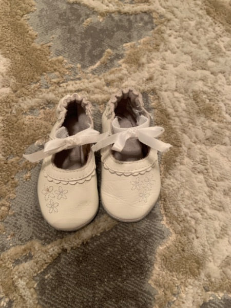 Robeez size 0-6 m infant white slip one shoes, Shoes .5 (Baby: 0-12 mth)