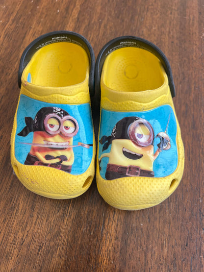 Minion size 7/8 croc sandals, Shoes 7.5 (Toddler:2-4yr)