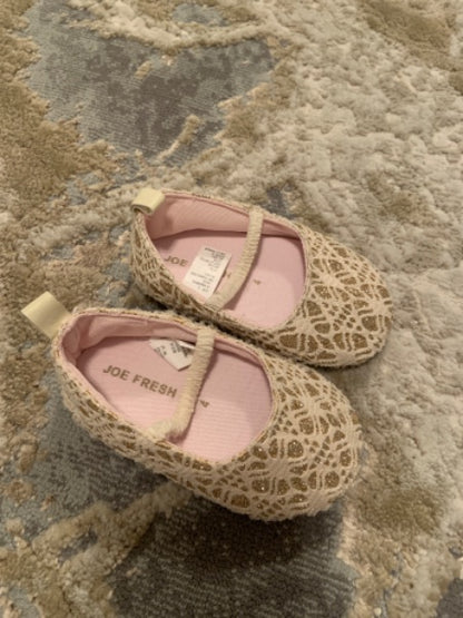 Joe fresh  size 4 infant gold fabric slip on dressy shoes, Shoes 4 (Baby: 0-12 mth)